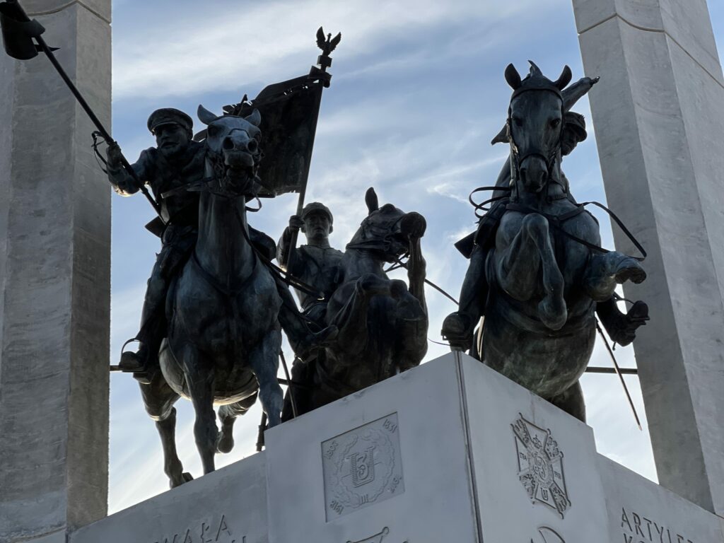 Bitwa pod Komarowem pomnik garstka studio