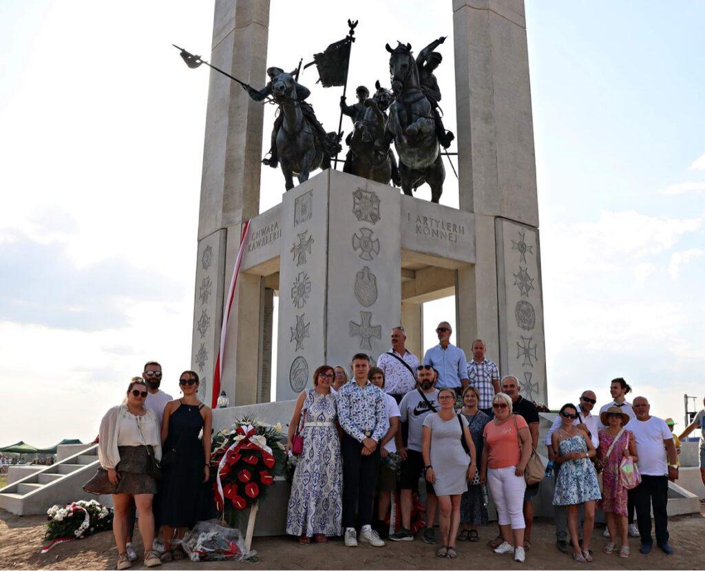 Pomnik Chwały i Kawalerii Konnej Komarów